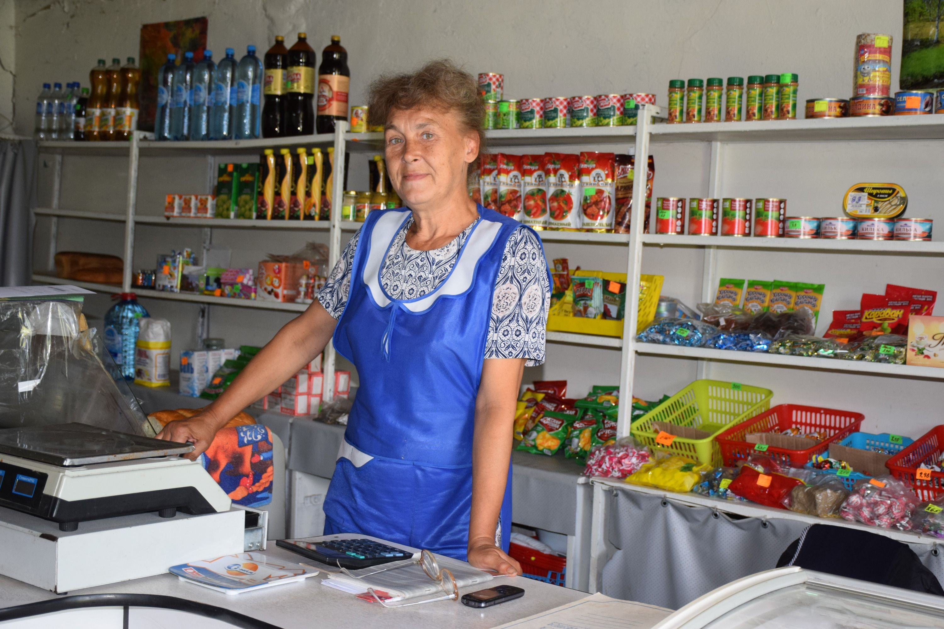 Наталья Хрипунова, продавец местного магазина, рассказала, что Вера Кувшинова — не только почтальон, но и социальный работник, депутат сельсовета, председатель первичной организации инвалидов