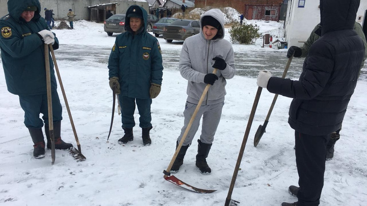 Уральских спасателей заставили косить траву вместе со снегом перед приездом начальства