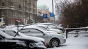 Буксуем в каше: машины утонули в новосибирских снегах