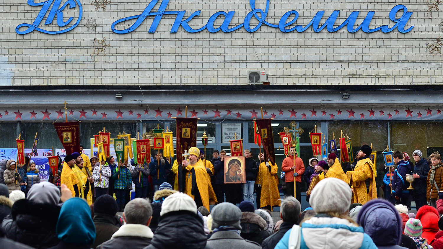 Академический молебен: по улице Ильича прошел крестный ход