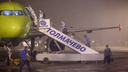 «Врачи забежали, когда приземлились»: самолёт вернулся в Толмачёво из-за больного пассажира