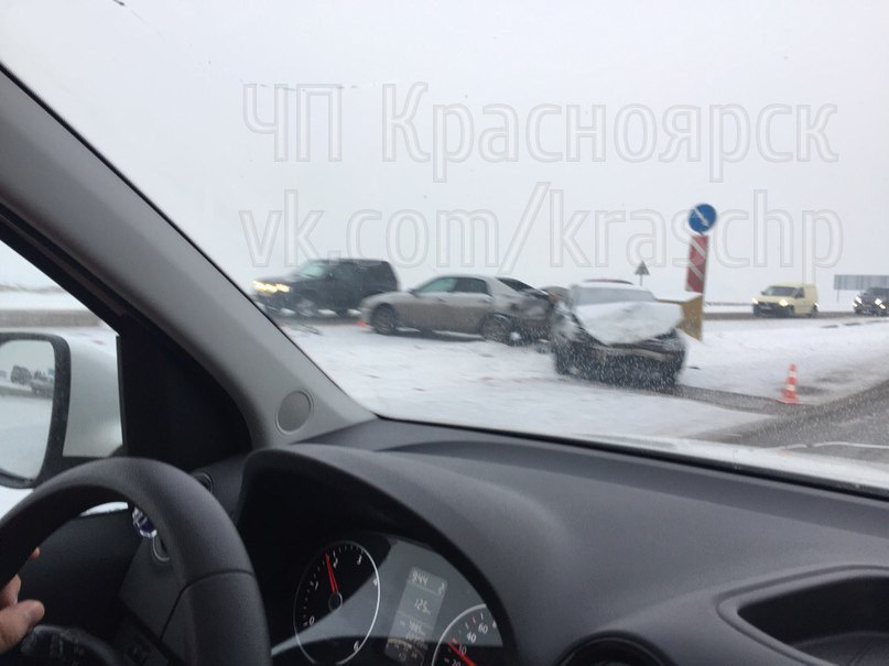 Машины стоят разбросанные по всей дороге Машины стоят разбросанные по всей дороге