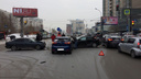Авария с тремя машинами перегородила улицу Фрунзе: собирается пробка