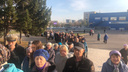 Тысячи красноярских пенсионеров выстроились в очереди за бесплатной подпиской на газету