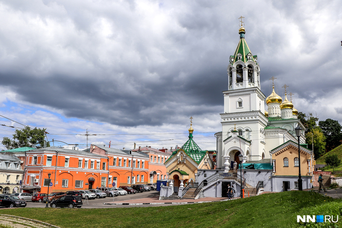 Знаковое место. По преданию, именно с этого крыльца Кузьма Минин призывал нижегородцев: «Купно за едино!» Знаковое место. По преданию, именно с этого крыльца Кузьма Минин призывал нижегородцев: «Купно за едино!»