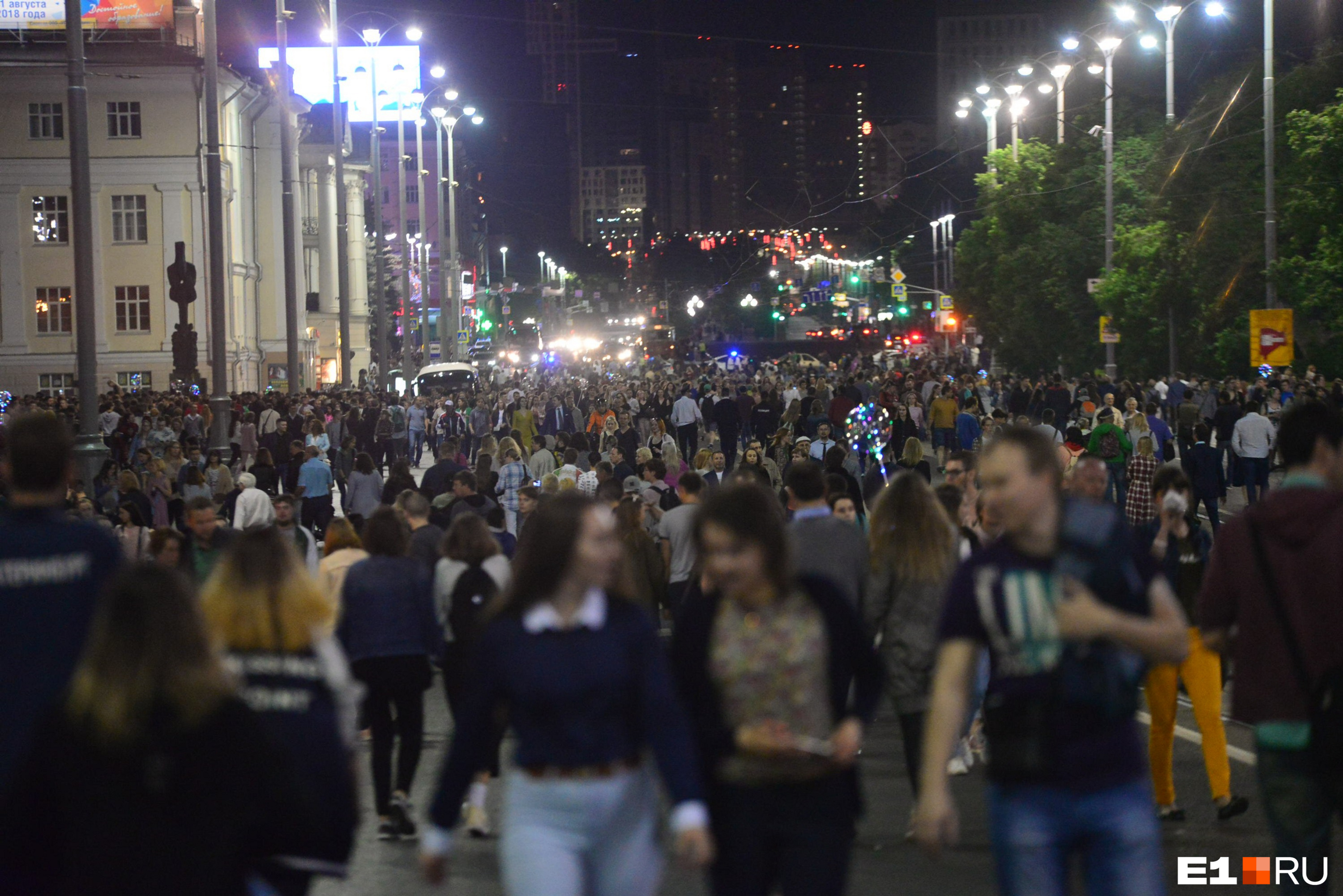 День города ночью. Толпа людей вечером. Екатеринбург толпа. Толпа людей на улице ночью. Толпа на дне города Екатеринбург.