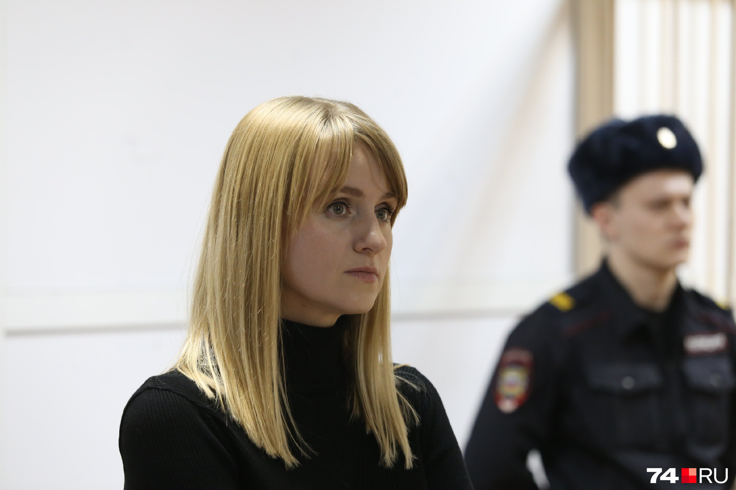 Поддержать его в суд приехала жена Поддержать его в суд приехала жена