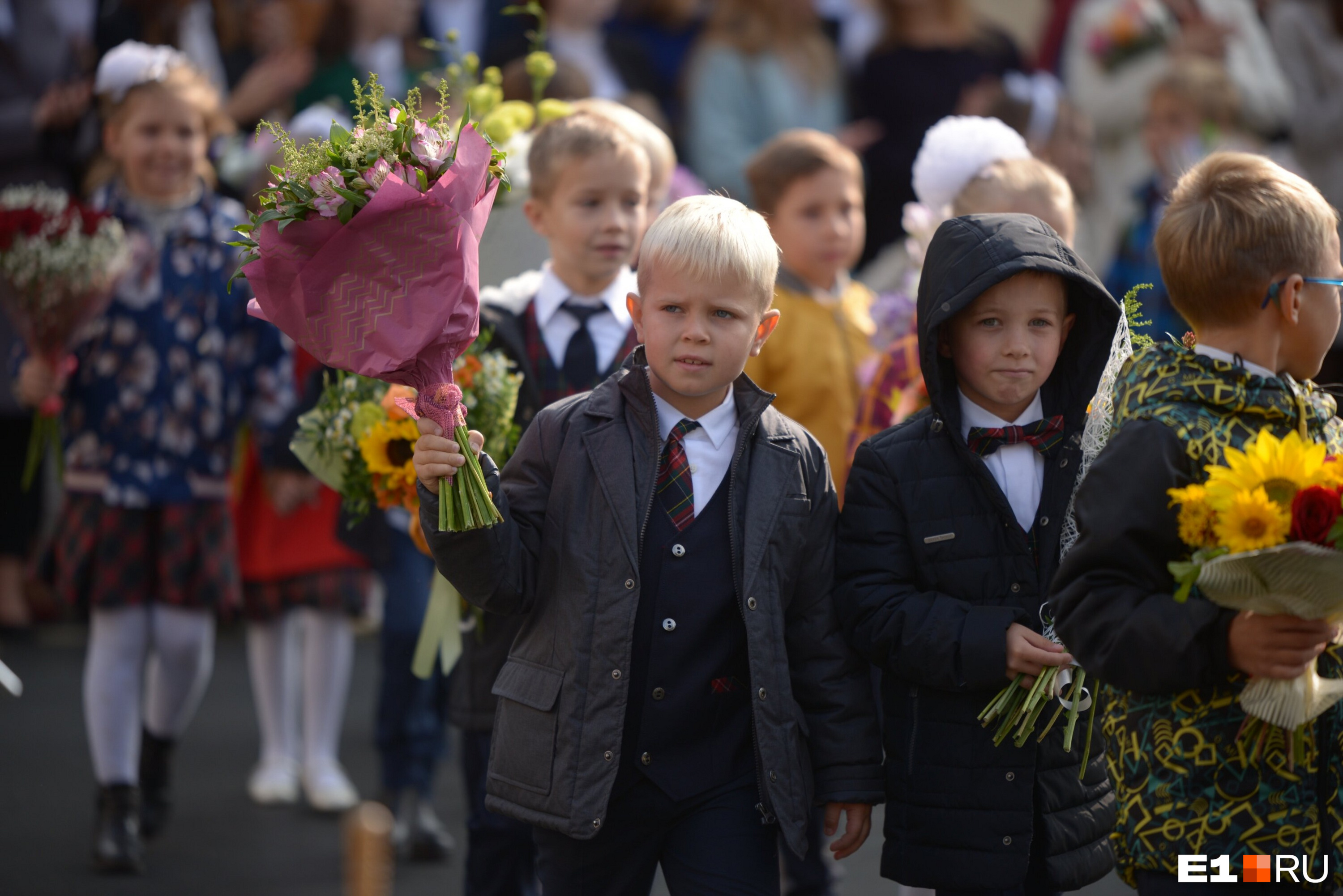 Первое сентября. Астры на 1 сентября. 1 Сентября первоклашки зевают. Линейка 1 сентября фон. Фильм первое сентября.