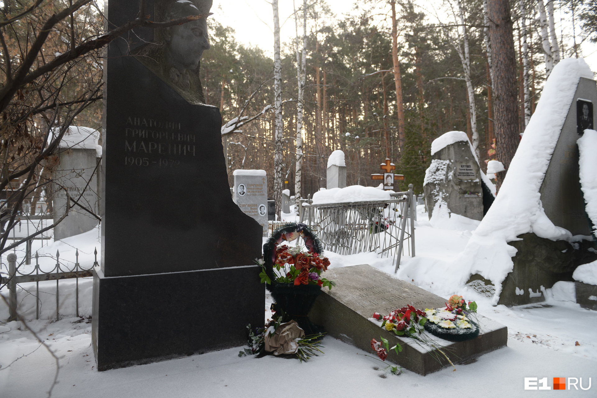 Один из самых известных артистов Музкомедии — Анатолий Григорьевич Маренич. Вместе с супругой Полиной Александровной Емельяновой они составляли одну из самых красивых пар Свердловска. Сейчас в Музкомедии есть статуэтка имени Маренича, которую вручают друзьям театра