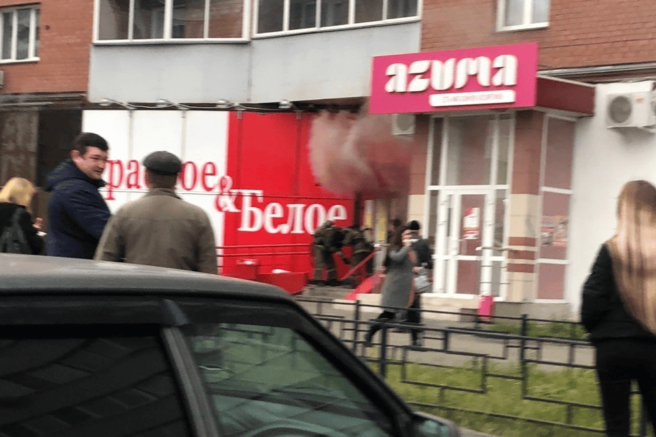 По предварительным данным, огонь перекинулся на магазин с подземной парковки под помещением По предварительным данным, огонь перекинулся на магазин с подземной парковки под помещением