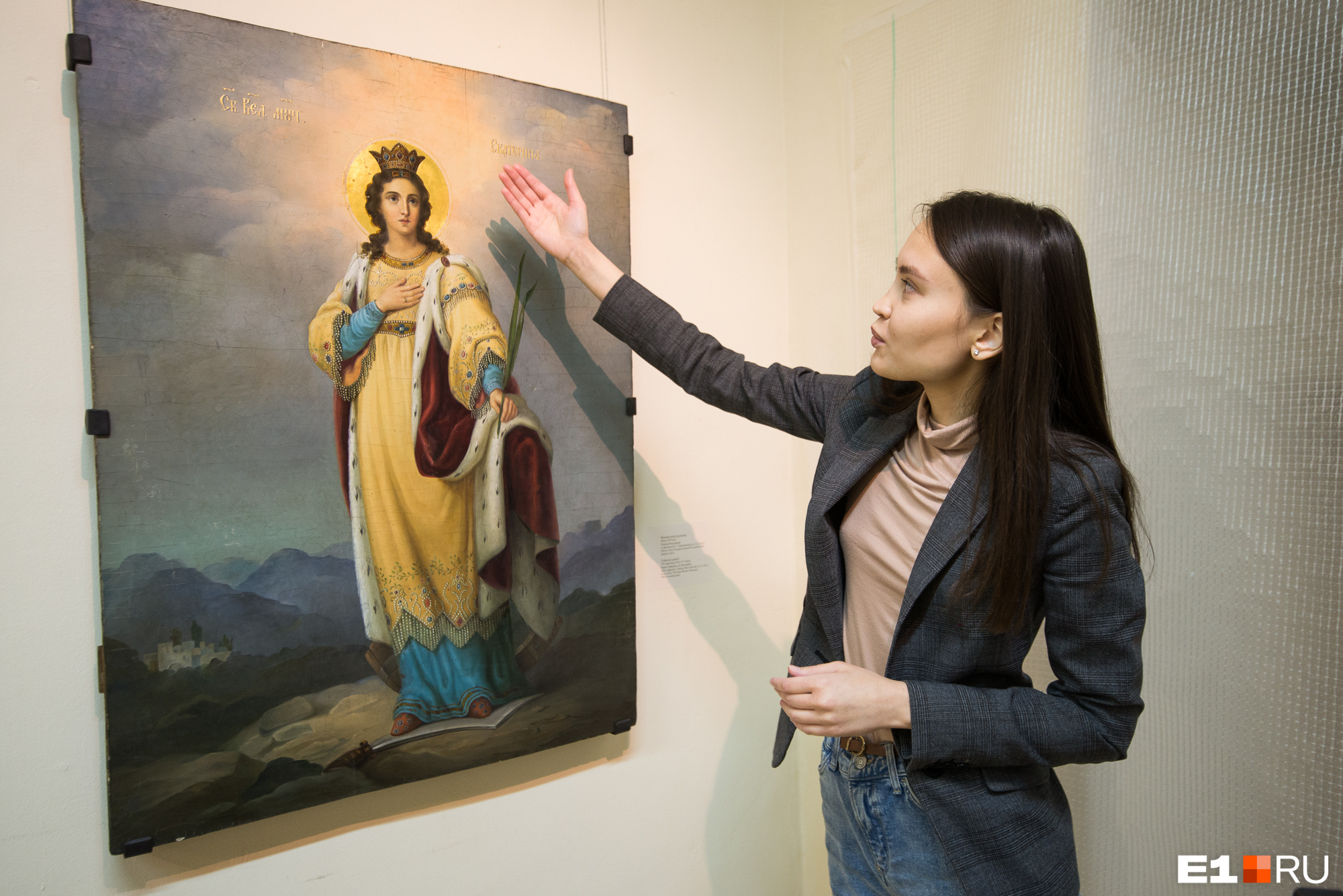 Ногами святая Екатерина стоит на мече, в ее руках пальмовая ветвь как символ мученичества. Здесь используются традиции академического письма, что для традиционной иконы не совсем свойственно Ногами святая Екатерина стоит на мече, в ее руках пальмовая ветвь как символ мученичества. Здесь используются традиции академического письма, что для традиционной иконы не совсем свойственно