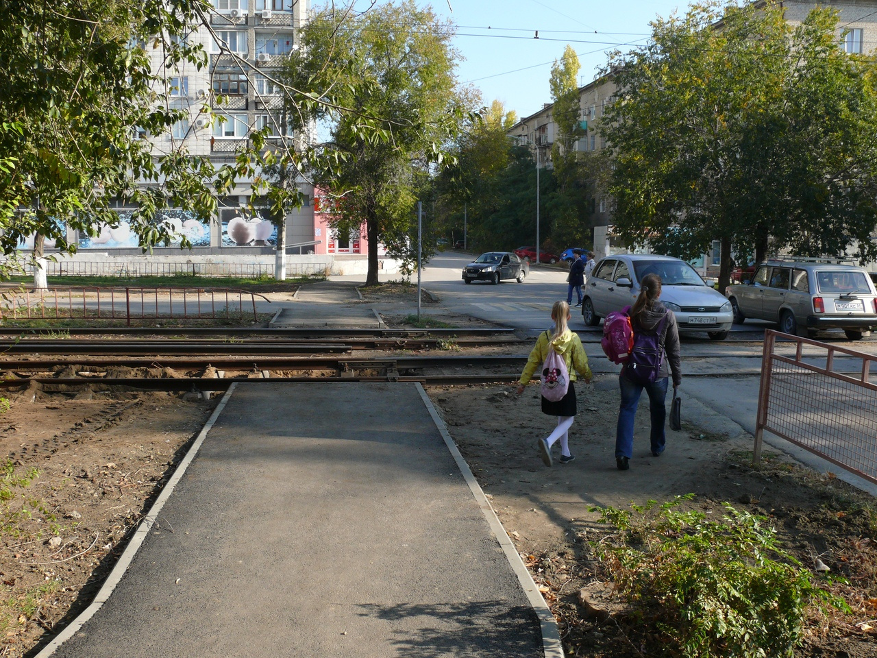Одного ребенка по дороге в школу точно не отпустишь Одного ребенка по дороге в школу точно не отпустишь