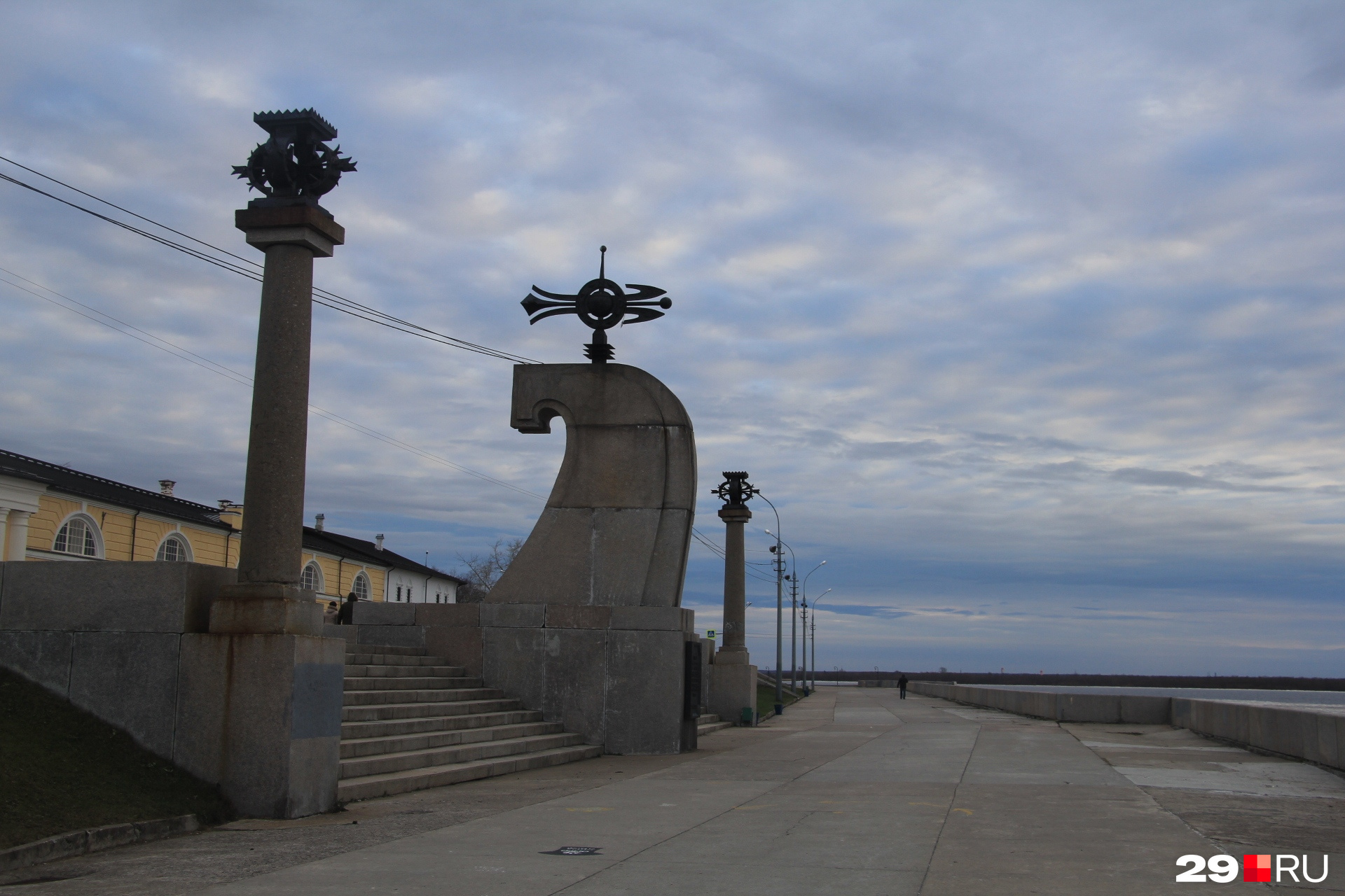Стела на набережной Северной Двины установлена в честь 400-летия Архангельска