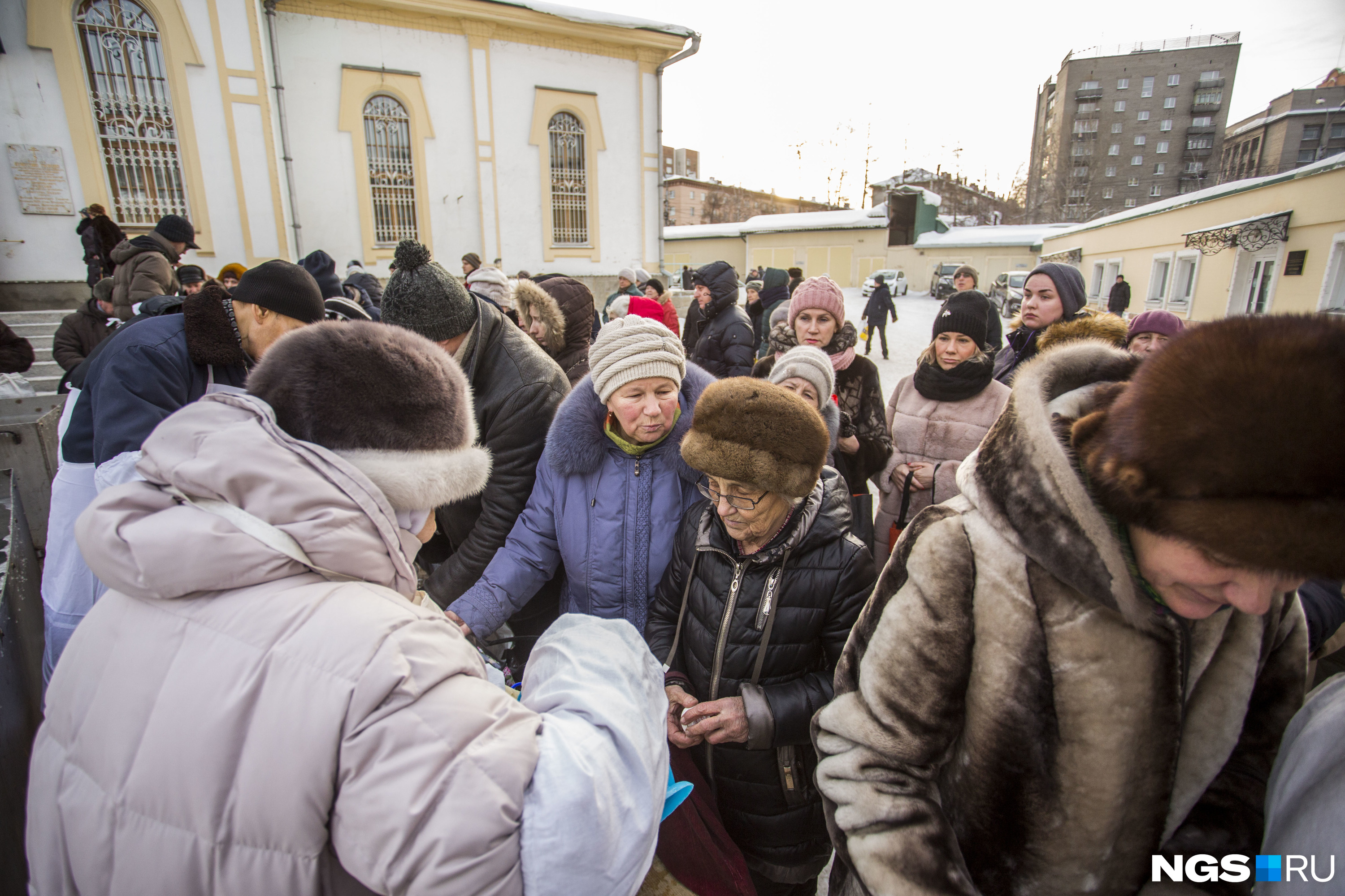 Стоять в очереди. Очередь в городе. Очередь за водой в Киеве. Очередь за водой Пермь. Очередь за печенью.