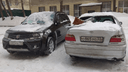 Упавший с крыши снег разбил две машины на парковке возле дома на Костычева