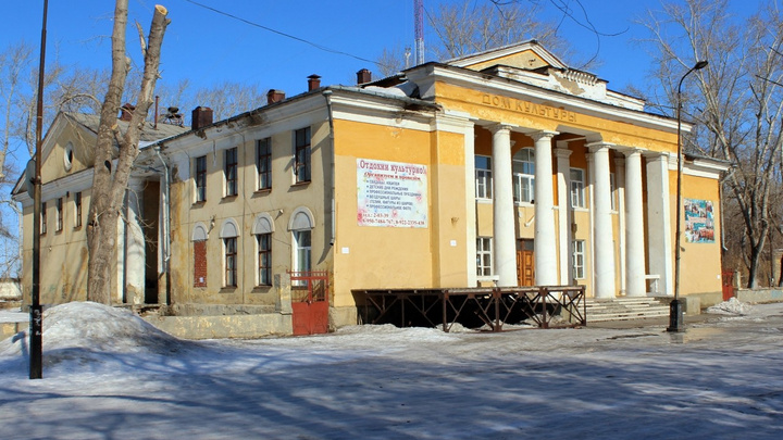 Дети из посёлка под Челябинском остались без утренников из-за обрушения потолка во Дворце культуры