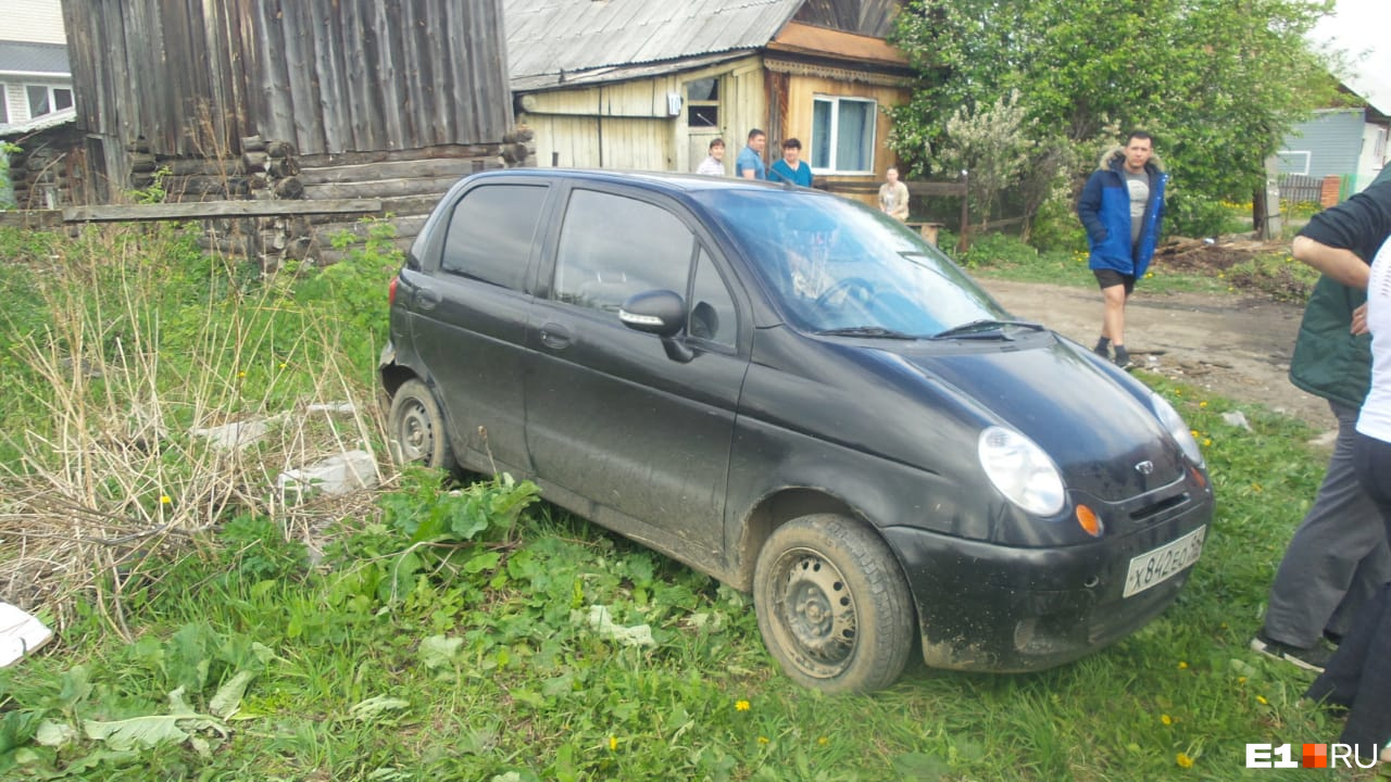 Погорельцам удалось выкатить со двора дома малолитражку Daewoo Matiz Погорельцам удалось выкатить со двора дома малолитражку Daewoo Matiz