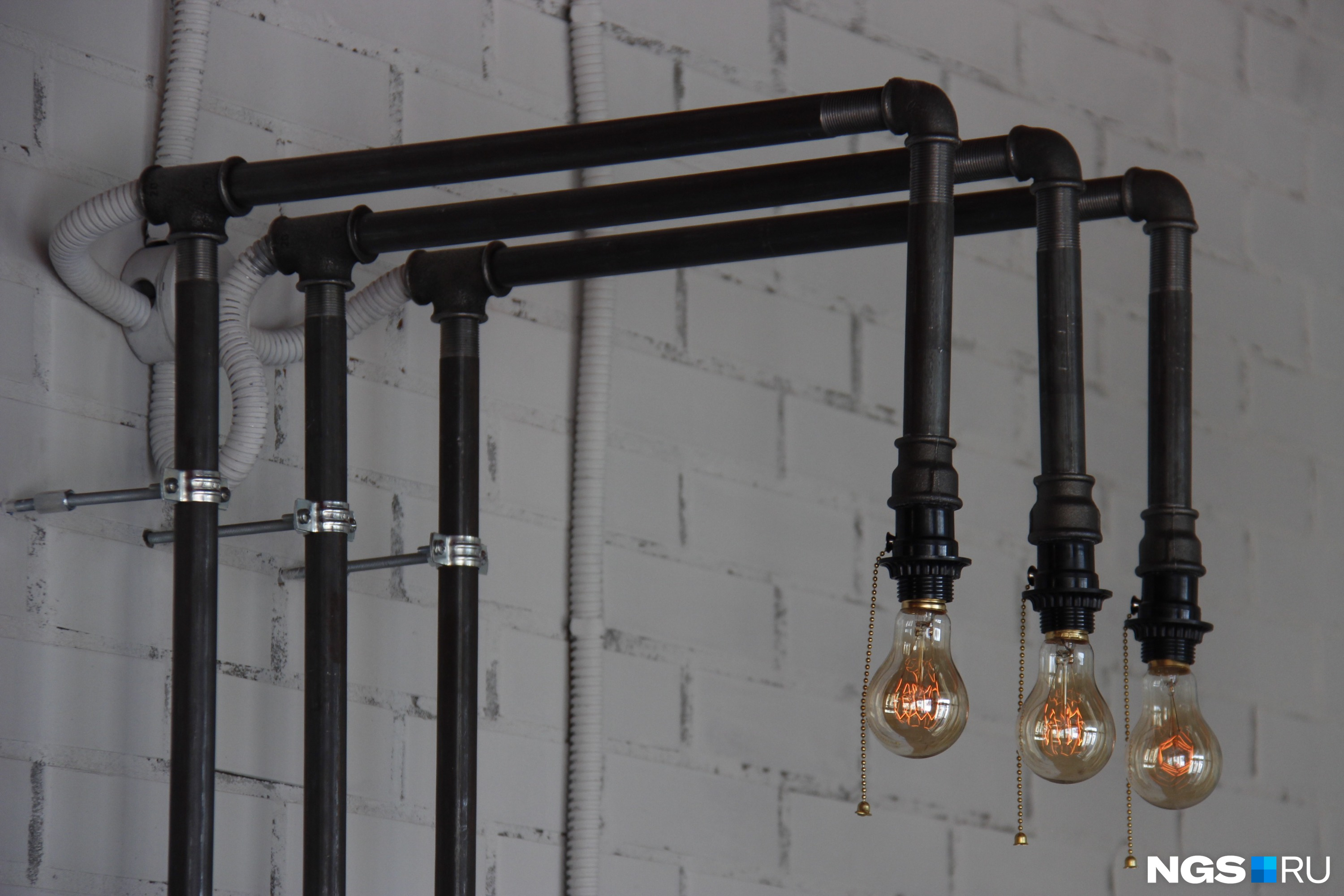 Светильники в баре сделаны из водопроводных труб