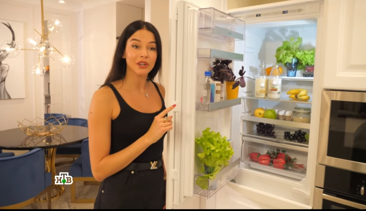 Холодильник с миндальным и соевым молоком 