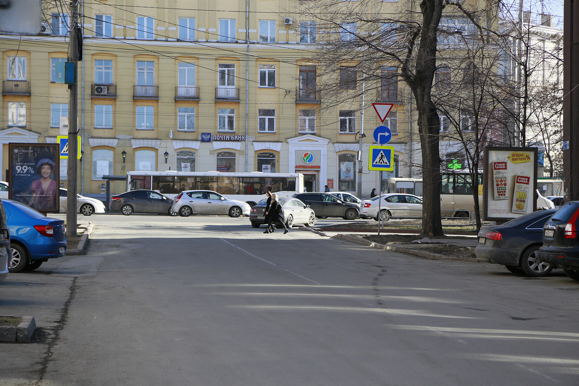 Улица Советская при взгляде против движения: знаки «Уступи дорогу», «Движение направо» и «Пешеходный переход» висят лицевой стороной — их ещё не демонтировали. Это путает автомобилистов