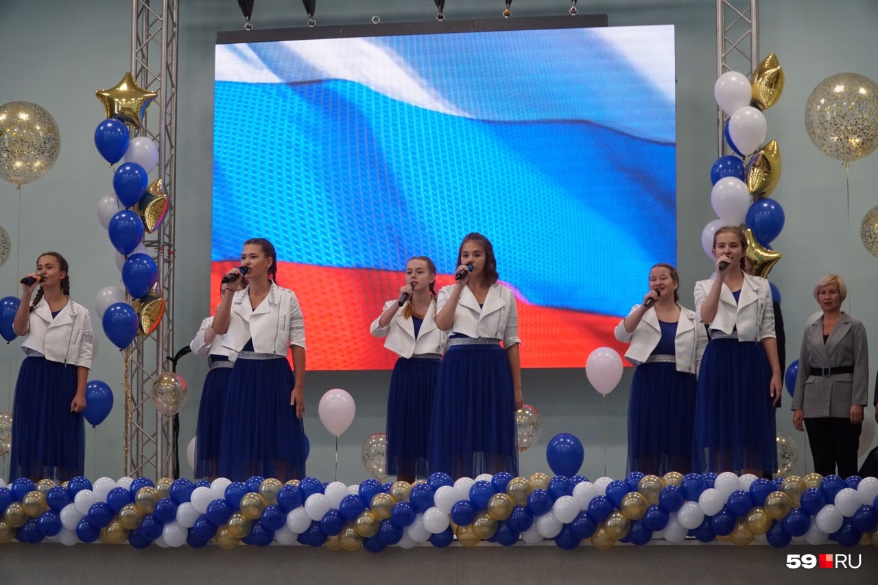 В День знаний зал был оформлен в стилистике российского флага