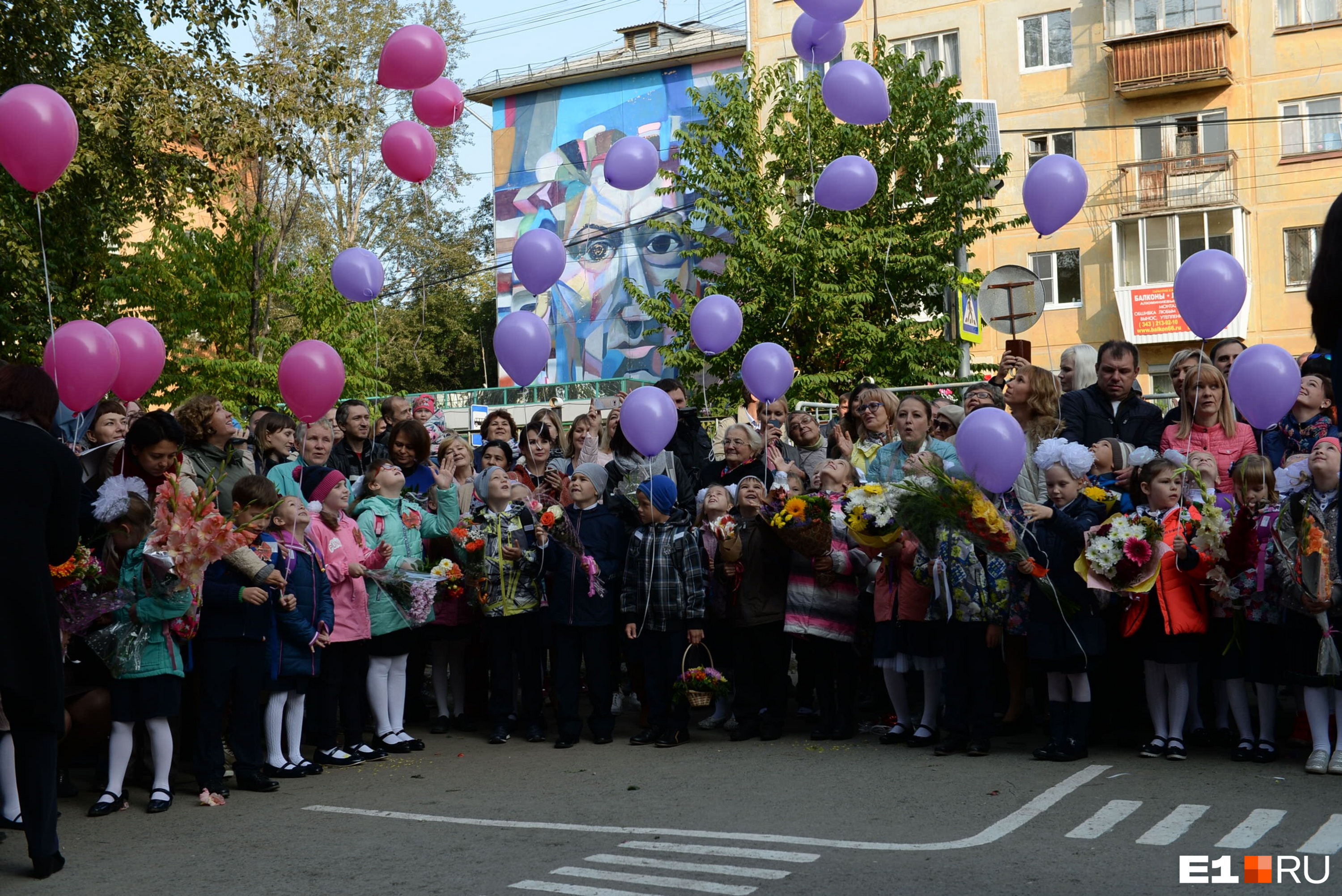 Первое сентября мамы. 1 Сентября Хакасия. Волноваха 1 сентября. Донбасс 1 сентября.