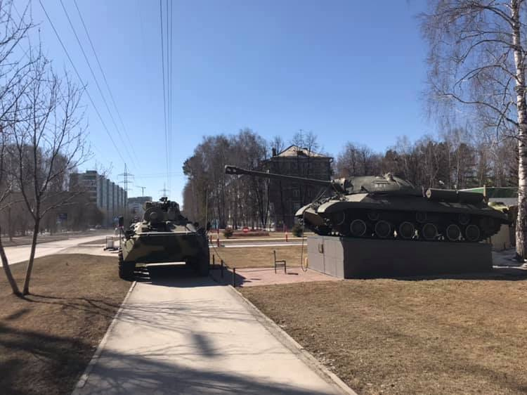 Новосибирск. БТР бросили на пешеходной дорожке