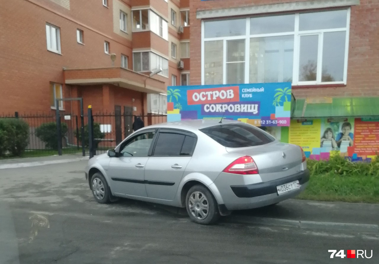 — Припарковался на тротуаре, когда рядом были места. Что с ним не так? — спрашивает автор снимка — Припарковался на тротуаре, когда рядом были места. Что с ним не так? — спрашивает автор снимка