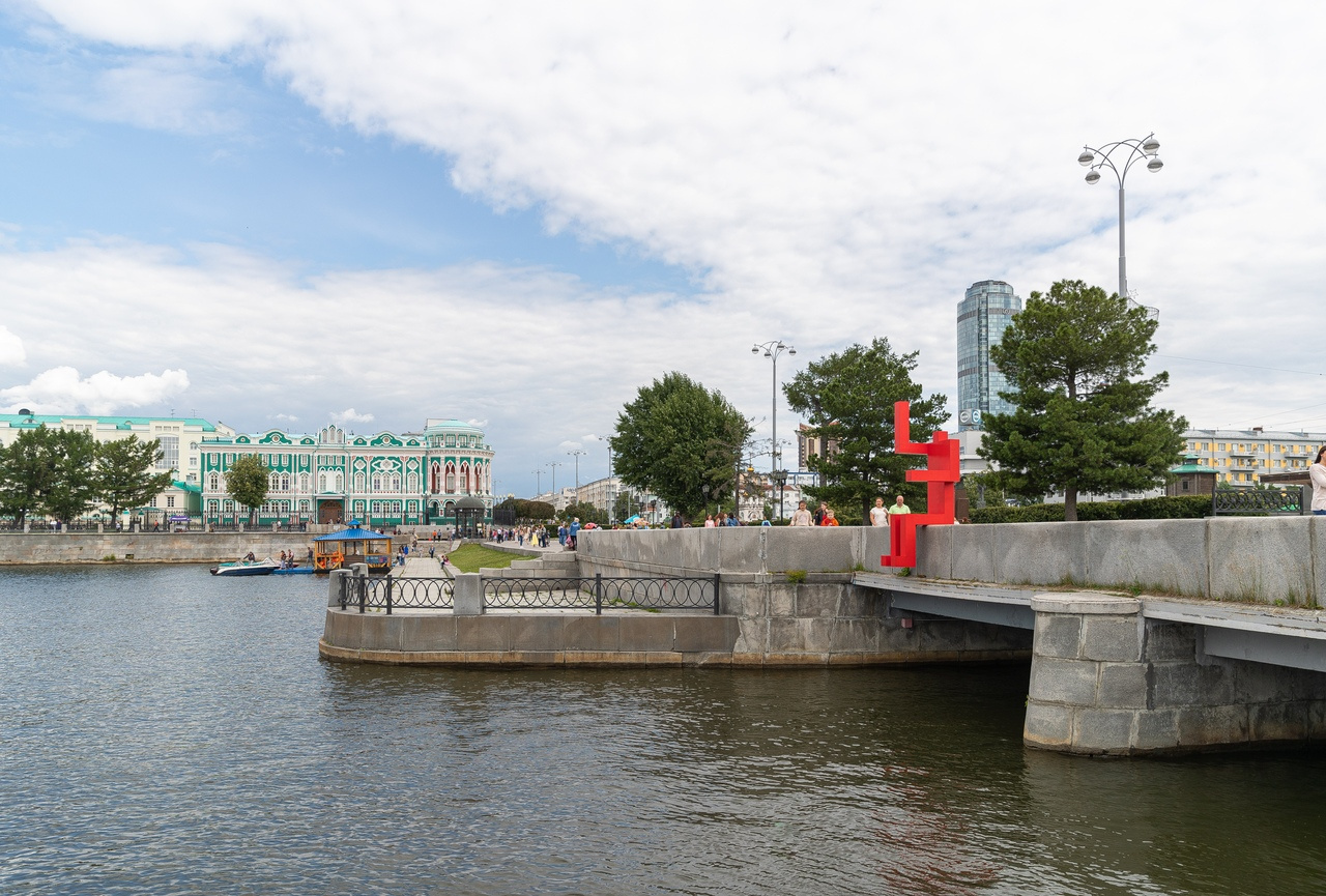 Екатеринбурга поиск. Корабль на Плотинке Екатеринбург. Мост Плотинка Екатеринбург. Плотинка Екатеринбург красные. Плотинка осенью в Екатеринбурге.