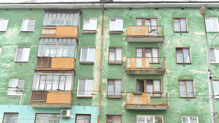 Алюминий и профиль ПВХ: в Перми балконы домов на Комсомольском проспекте остеклят в едином стиле