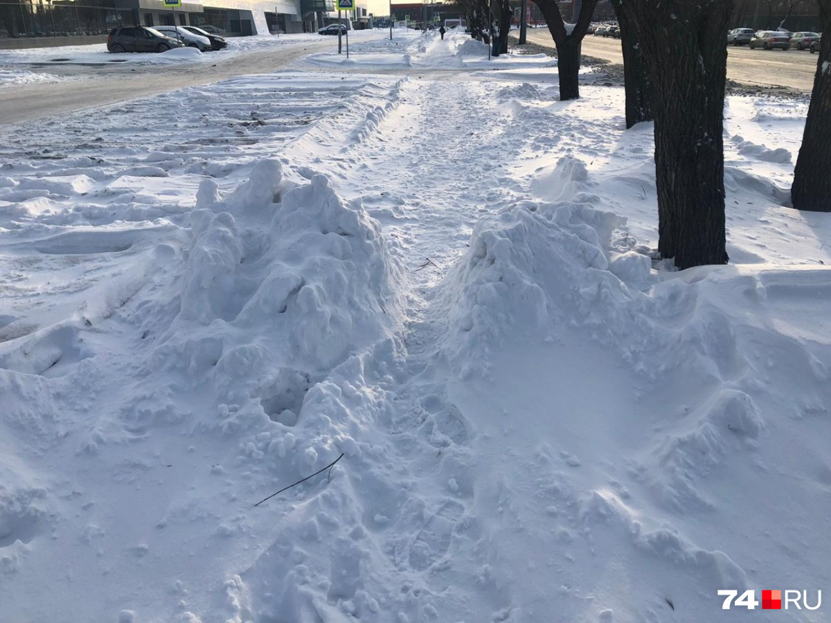 Страдают из-за снега не только автомобилисты, но и пешеходы