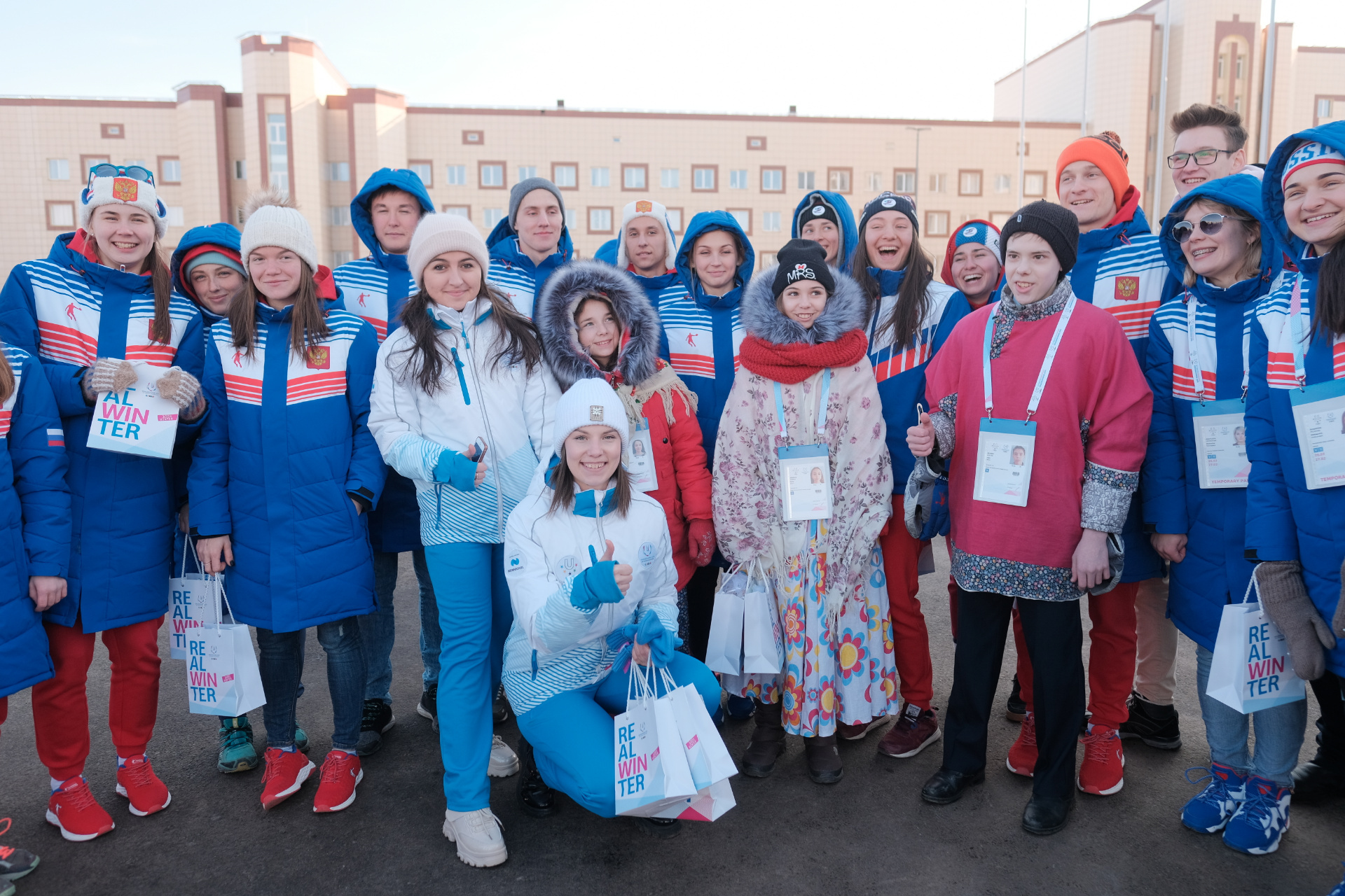 Участники сборной России с волонтёрами Универсиады. В форме преобладает синий цвет, уже ставший классикой для этих соревнований