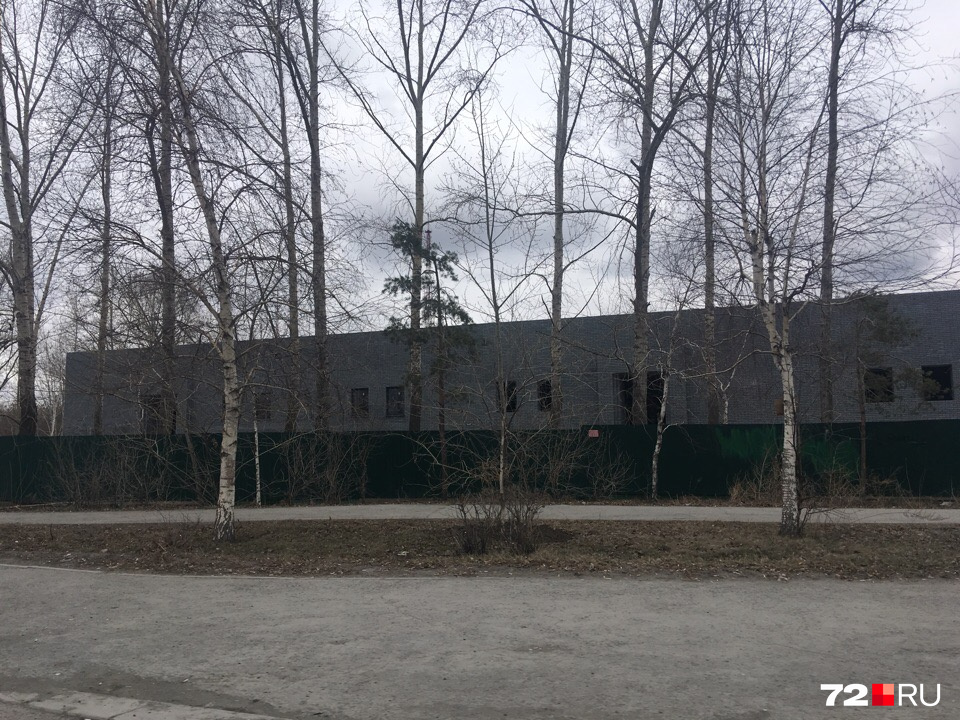 Универсальный рынок строят через дорогу от нескольких уже работающих подобных объектов Универсальный рынок строят через дорогу от нескольких уже работающих подобных объектов