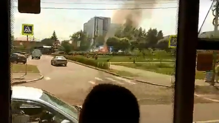 Дым от пожара застелил в жару улицу Копылова