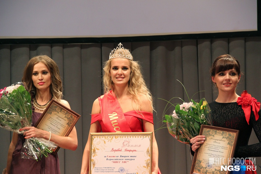 Лейтенант Глафира Воробей (на фото в центре) — победительница сибирского этапа «Мисс УИС»