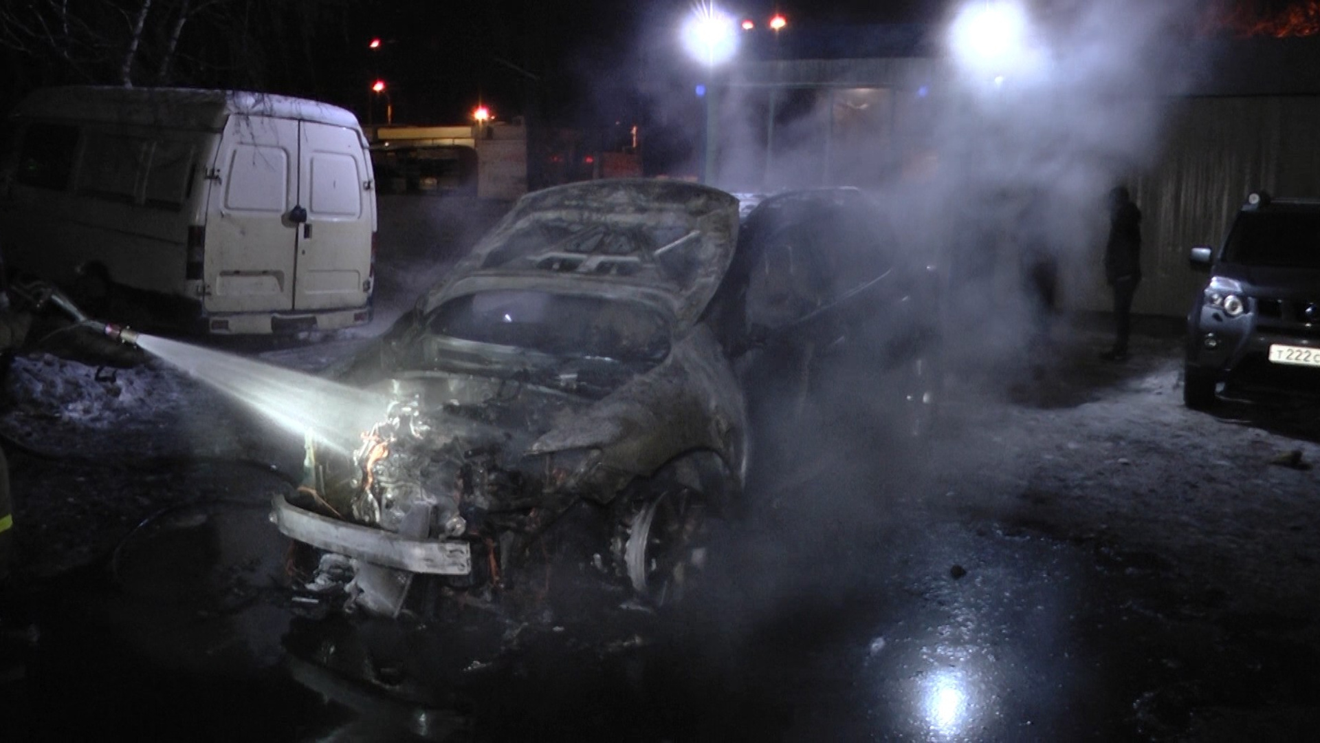 "Сторож испугался и убежал": на ЖБИ на охраняемой парковке сгорел Nissan Murano