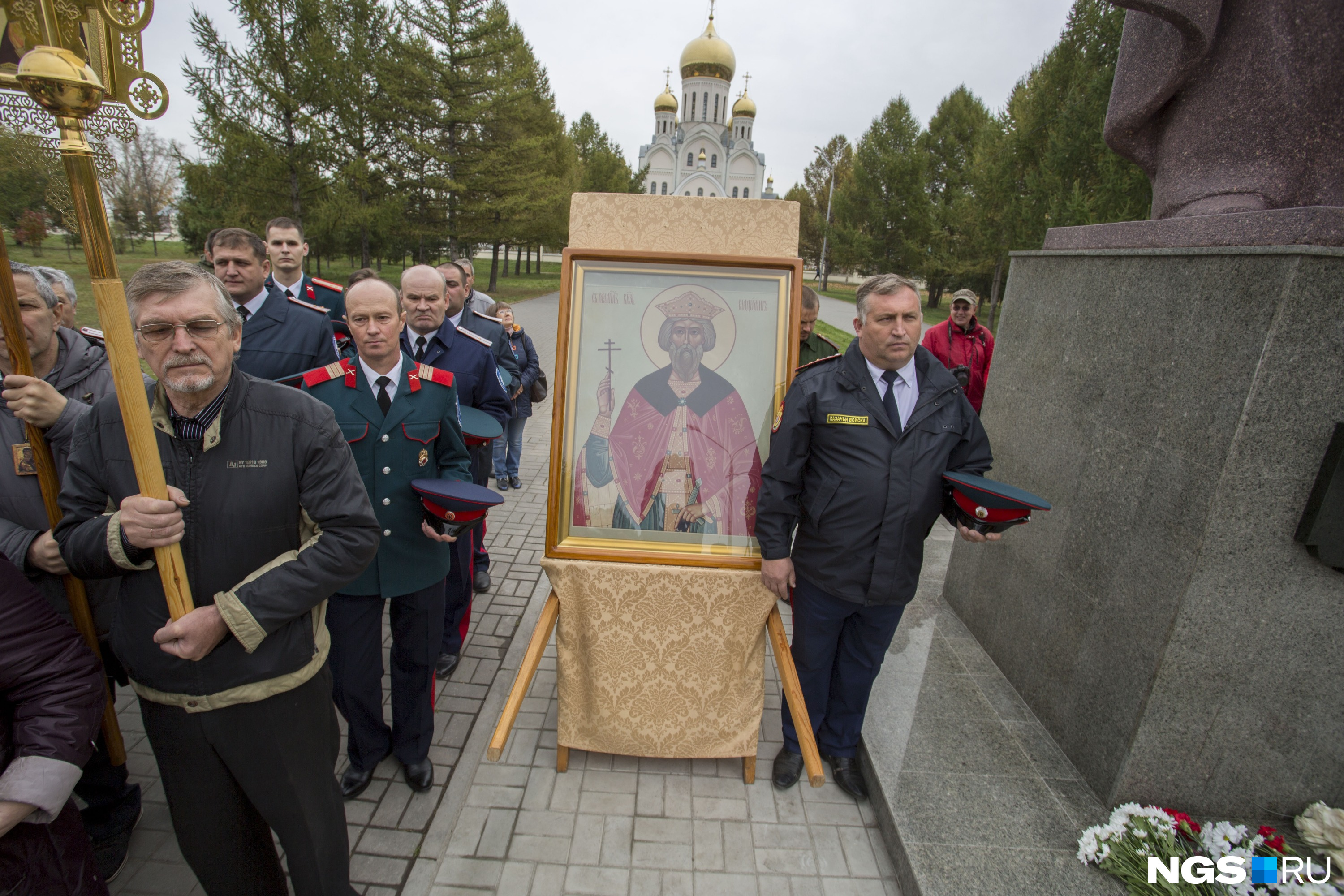 Открыт памятник владимиру. Памятник Владимиру Новосибирск. В Новосибирске открыли памятник. Скульптор князя Владимира в Новочебоксарске.