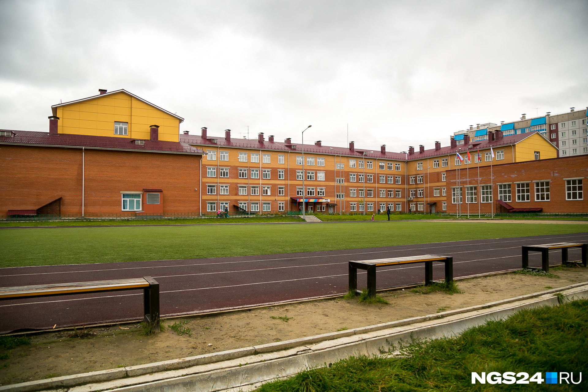 Громадное здание школы напоминает корпус какого-нибудь университета 