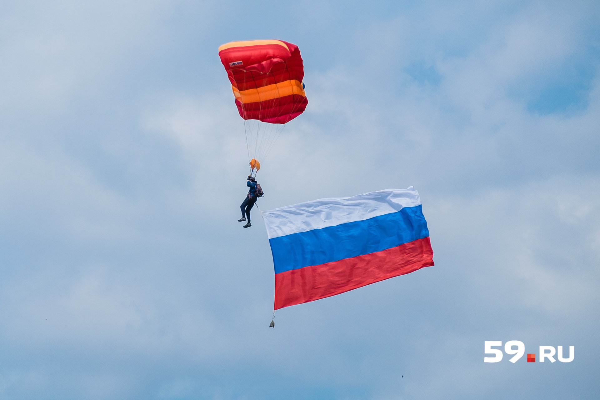 Парашютисты раскрыли флаги России Парашютисты раскрыли флаги России