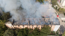 «Бомжи или поджог»: в Волгограде дотла сгорело заброшенное общежитие — онлайн-трансляция
