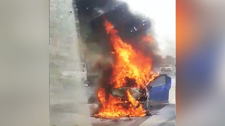 «Дым виден издалека»: на Полевском тракте столкнулись четыре автомобиля, один из них загорелся