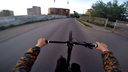 Школьник проехался по
городу на заднем колесе велосипеда и снял видео от первого лица
