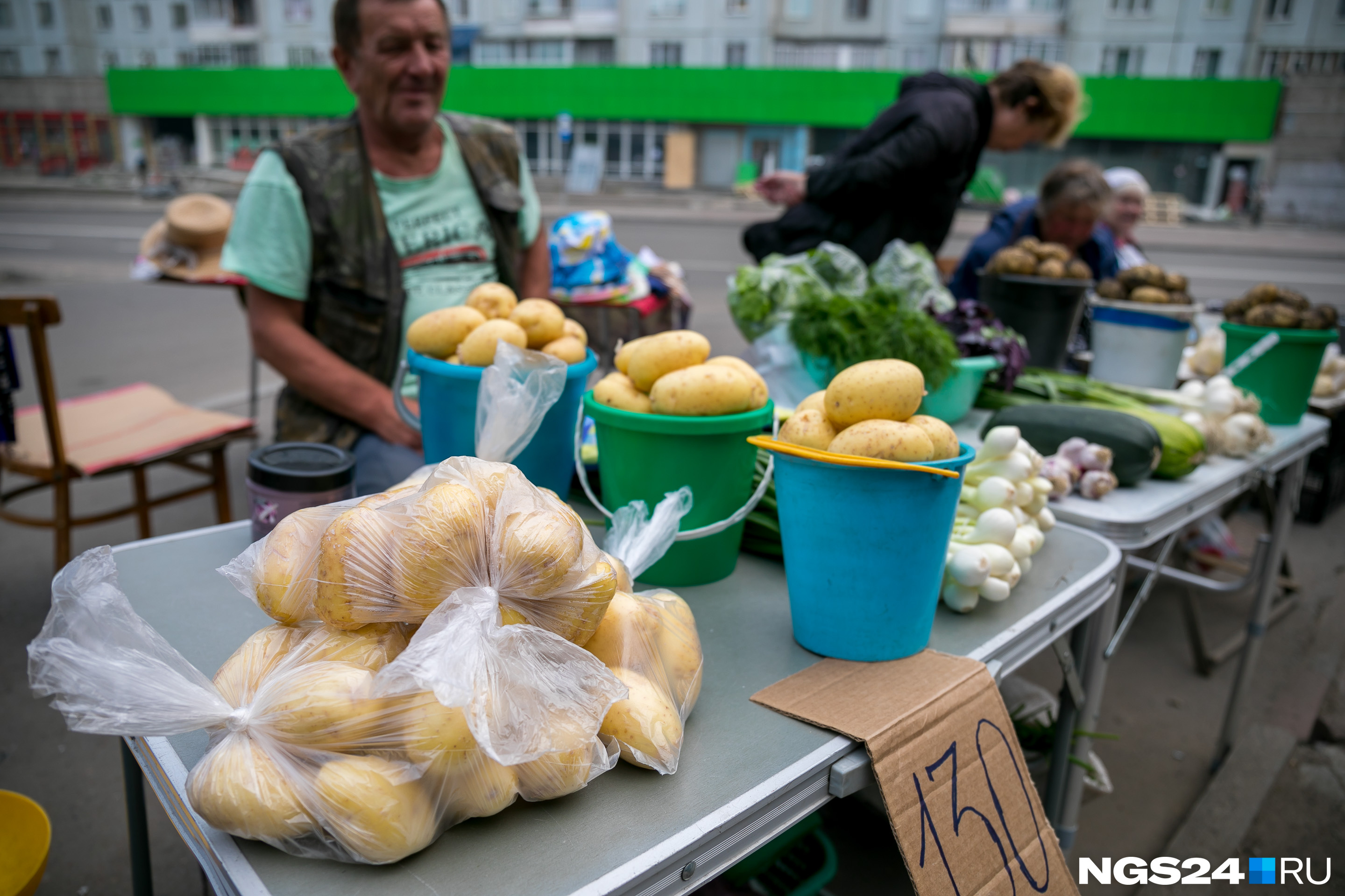 Цену продавцы скидывают легко — корреспонденту килограмм картофеля продали за 100 рублей, а не за 130
