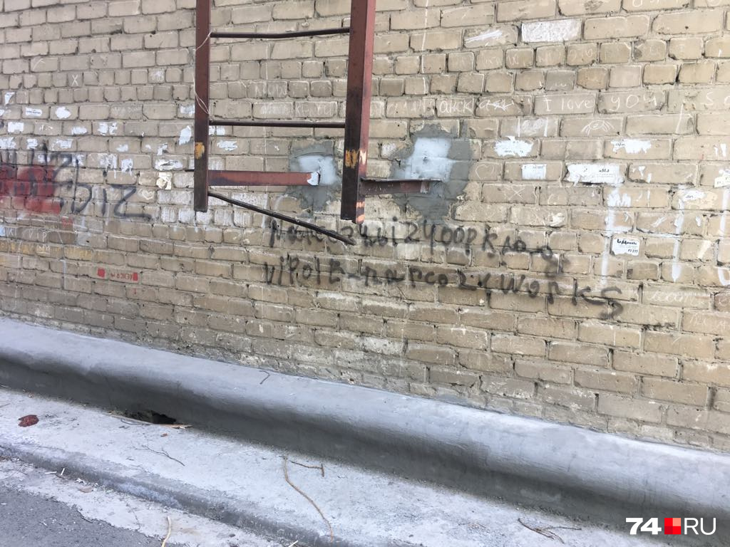 Нижняя ступенька достаточно близко к земле — на уровне метра или полутора. Возможно, именно по ней челябинец взобрался на крышу сегодня утром Нижняя ступенька достаточно близко к земле — на уровне метра или полутора. Возможно, именно по ней челябинец взобрался на крышу сегодня утром