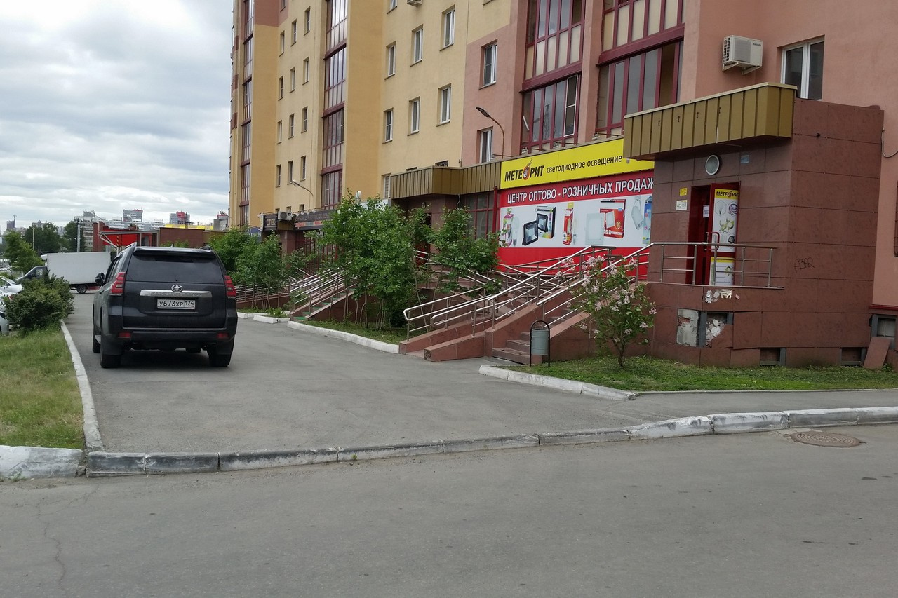 — Сотрудник магазина на проспекте Победы, 238 приезжает на работу на Land Cruiser Prado у673хр174 и каждый день паркуется на тротуаре при наличии свободных мест в пяти метрах, — пишет автор снимка — Сотрудник магазина на проспекте Победы, 238 приезжает на работу на Land Cruiser Prado у673хр174 и каждый день паркуется на тротуаре при наличии свободных мест в пяти метрах, — пишет автор снимка