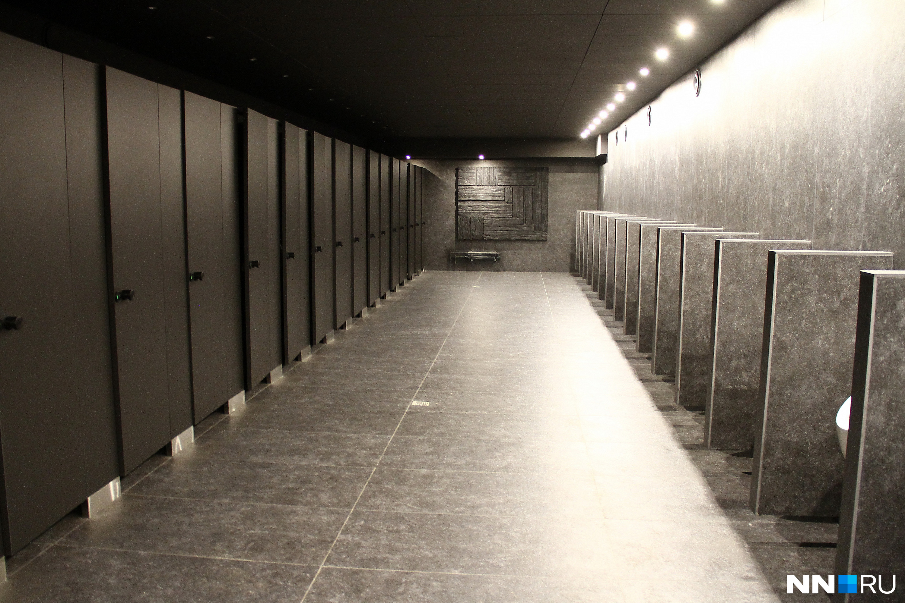 Туалет для мужчин выполнен в тёмном стиле, для женщин — в светлом