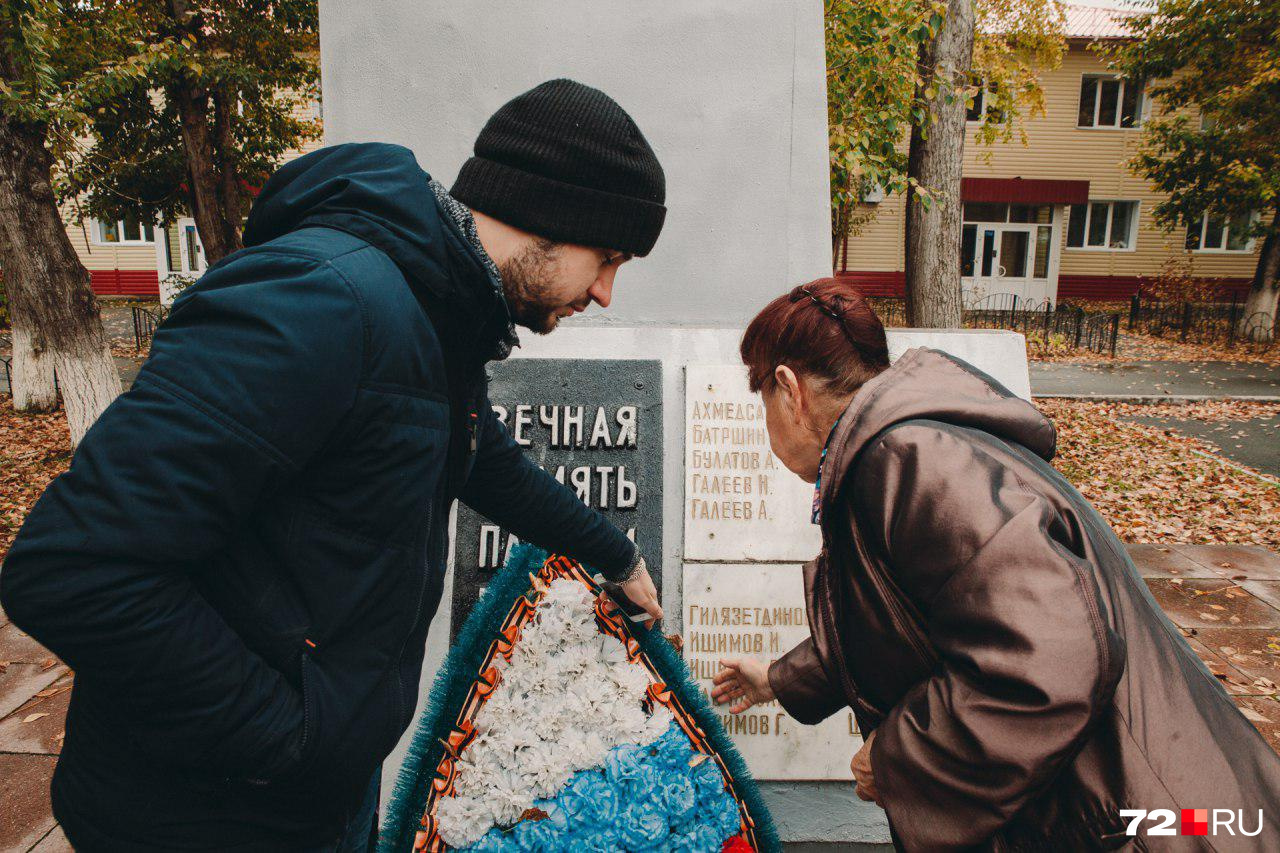 На табличках высечены имена погибших солдат. В основном здесь татарские фамилии