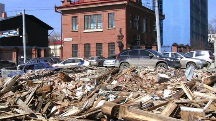 Старинный дом в Екатеринбурге защитили через 10 лет после его сноса: объясняем зачем