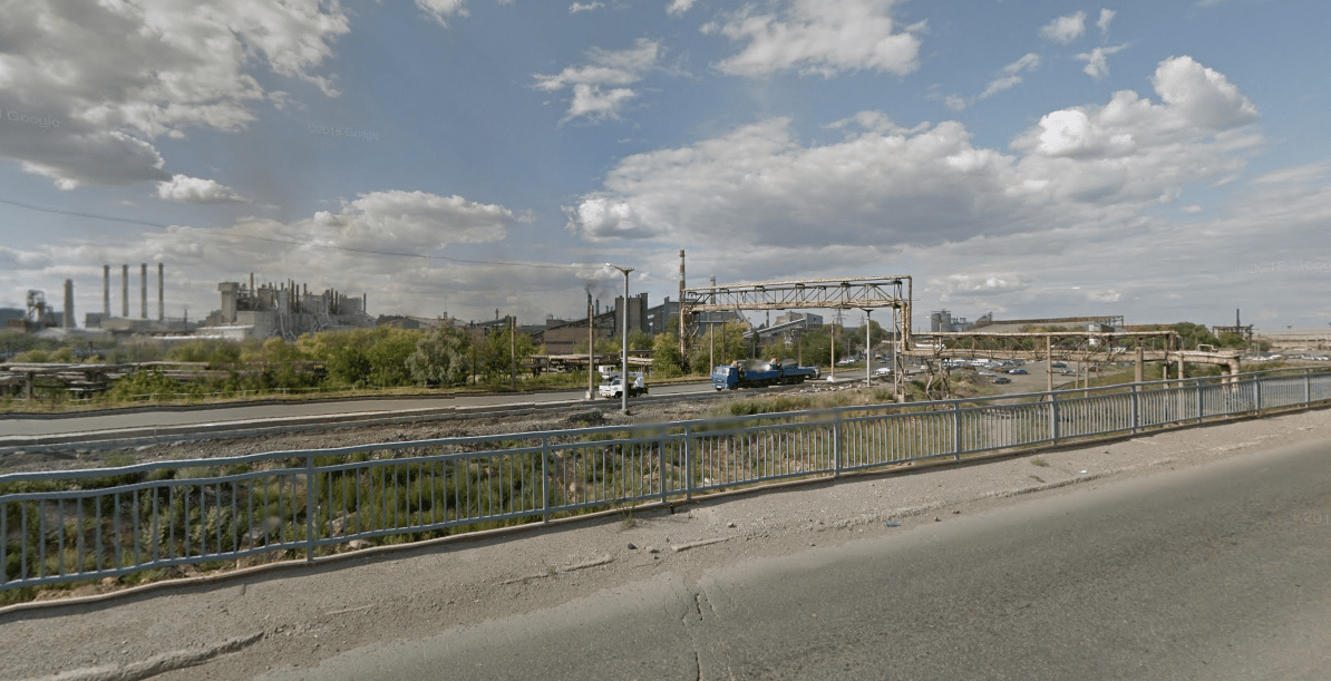 Автомобильный мост находится рядом с предприятием ООО «Мечел-Кокс»