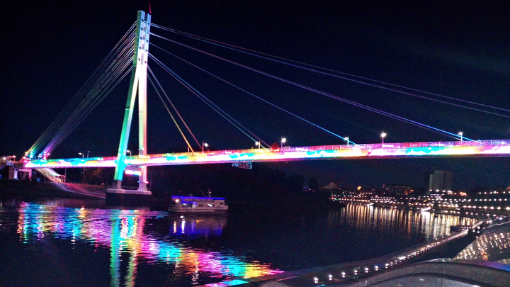 Сверкает в ночи разноцветными огнями: во сколько бюджету Тюмени обходится подсветка Моста влюблённых